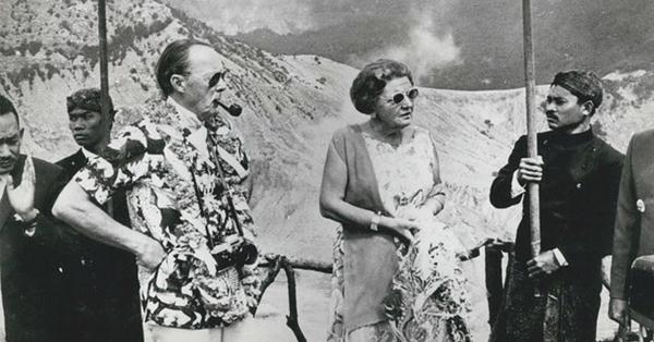 Ratu Juliana dan Pangeran Bernhard di Tangkuban Perahu, Jawa Barat (fineartamerica.com)