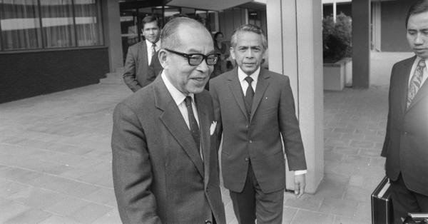 Bung Hatta sejak mundur jadi wapres sering mengkritik Bung Karno (nationaalarchief.nl)