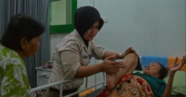 Kaminah (kiri) setia menemani Kusdalini saat dirawat di RST Slamet Riyadi. (KawanKawan Media).