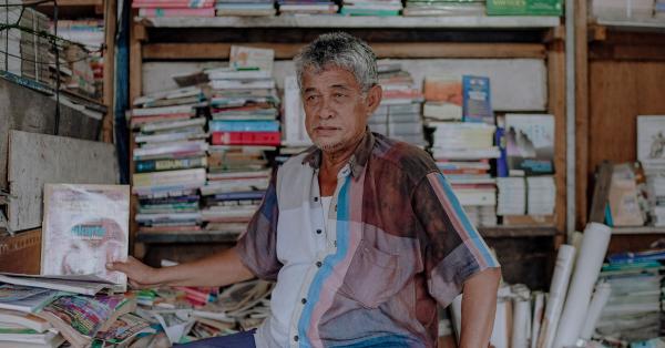Binsar, salah satu pedagang buku bekas yang sudah berdagang di Pasar Senen sejak 1982. (Historia.ID/Fernando Randy).