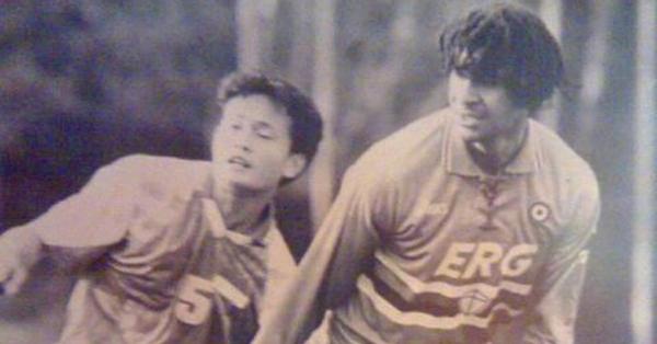 Yeyen Tumena (kiri) saat mengawal Ruud Gullit di kompetisi Primavera (Foto: Instagram @yeyen_tumena)