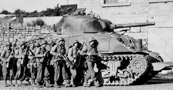 Ilustrasi Tank M4 Sherman, serupa dengan tank "Besotten Jenny" yang dikendarai Kapten Jack Lee (Foto: archive.gov)