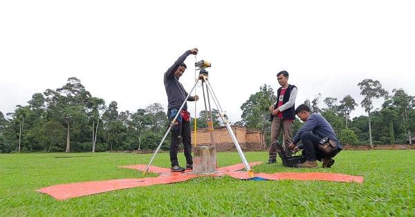 Tim gabungan menggunakan LIDAR untuk menemukan situs sejarah di kawasan Kompleks Percandian Muarajambi. (Dok. Historia.ID).