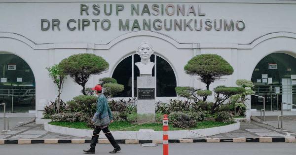 Seorang melintas di depan Rumah Sakit Cipto Mangukusumo, tempat Chairil wafat. (Historia.ID/Fernando Randy).
