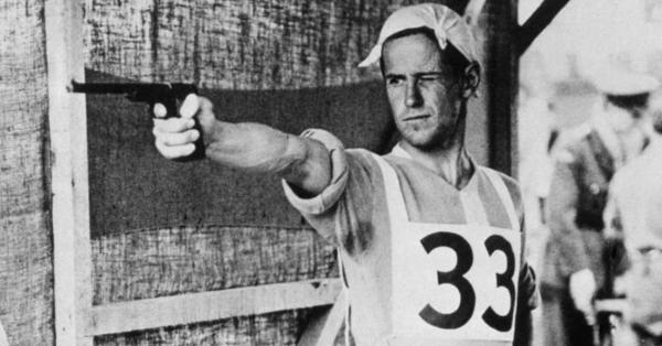 George Smith Patton Jr. kala ikut nomor menembak di cabang pancalomba modern pada Olimpiade 1912 (uipmworld.org)