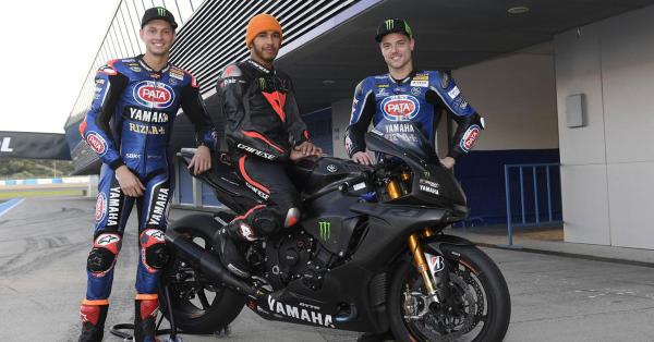 Lewis Hamilton (tengah) saat hendak menjajak motor Yamaha Superbike Desember 2018 (Foto: motogp.com)