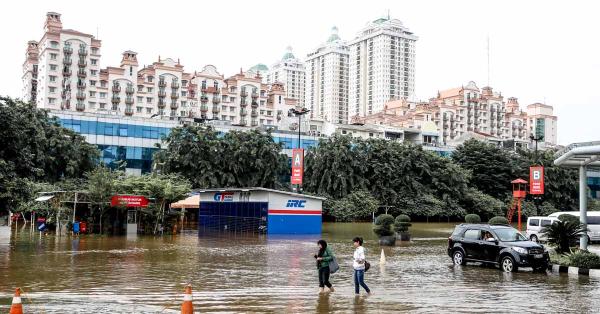 Warga melintasi banjir di kawasan Kelapa Gading, Jakarta. (Fernando Randy/Historia).