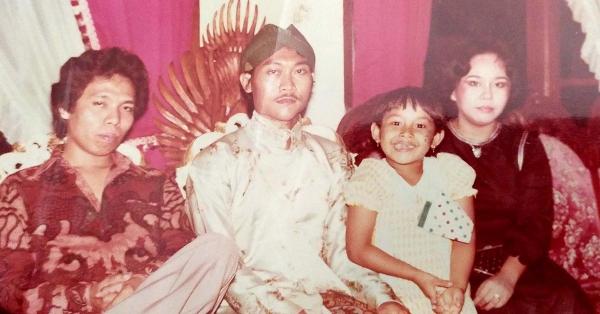 Dono bersama Titi Kusumawardhani, istrinya, (paling kanan) menghadiri pernikahan Paulus Wirutomo, sahabatnya di Jurusan Sosiologi UI. (Dok. Paulus Wirutomo).
