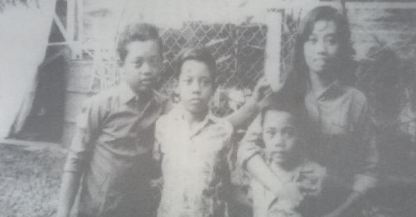 Ratna Purwati (kanan) bersama adik-adiknya (Repro: Tujuh Prajurit TNI Gugur 1 Oktober 1965)