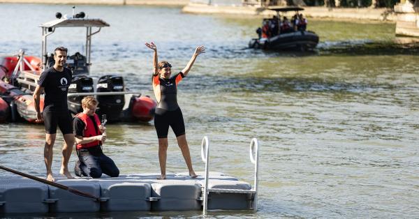 Walikota Paris, Ana María "Anne" Hidalgo Aleu berenang di Sungai Seine (paris.fr)