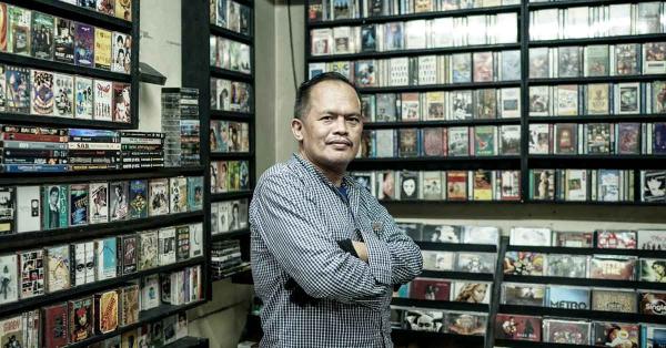 Untung, salah satu penjual kaset terlama di kawasan Blok M. (Fernando Randy/Historia.id).