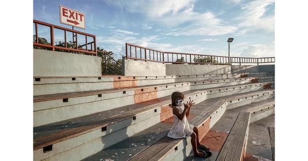 Seorang anak saat menyaksikan pertunjukan tari kecak di Uluwatu. (Fernando Randy/Historia.id).