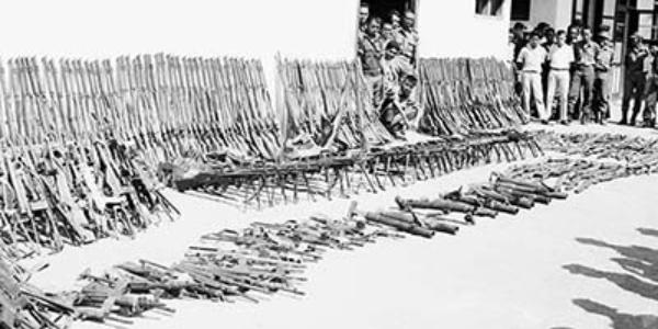 Anggota DI/TII di Sulawesi Selatan menyerahkan diri bersama senjatanya pada 19 September 1962. (IPPHOS/Perpusnas RI).