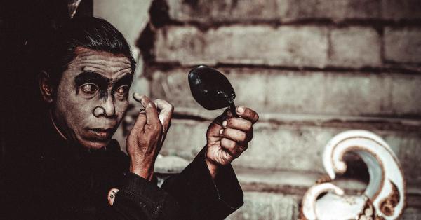 Heri merias wajahnya untuk menjadi Hanoman di Kota Lama. (Fernando Randy/Historia).