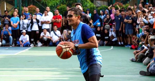 Selain lari dan renang, Sandiaga rutin berolahraga basket (Foto: Twitter @sandiuno)