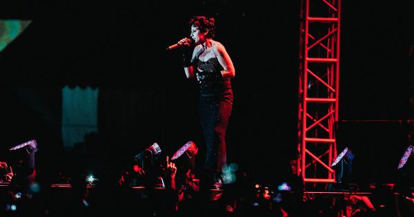 Tanpa lelah Dolores dan The Cranberries tampil di hadapan para penggemar mereka. (Fernando Randy/Historia).
