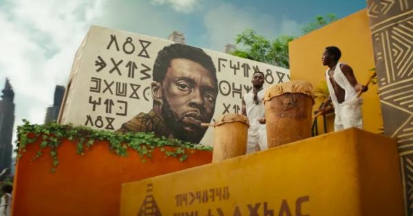 Mural di tembok bangunan Wakanda yang mengenang Raja T'Challa (Marvel Studios)