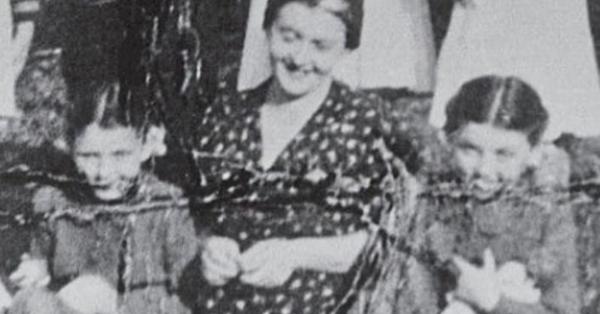 Eva Mozes Kor (kiri) bersama ibu dan kembarannya, Miriam (Repro Twins of Auschwitz).