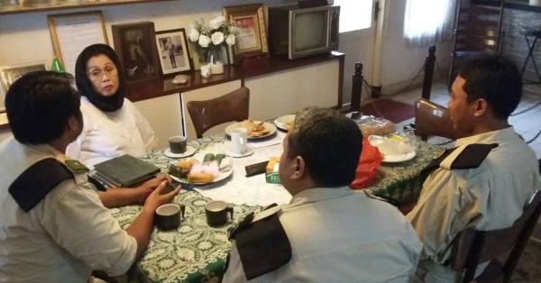 Amelia Yani kala berbincang di rumah lamanya yang kini menjadi Museum Sasmitaloka Jenderal Ahmad Yani (Foto: Randy Wirayudha/HISTORIA)