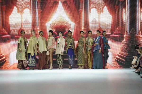 Kain Tenun Cual Sambas perpaduan budaya Dayak-Melayu dan batik tulis Jawa karya Era Soekamto. Foto: Riyono Rusli/Historia.id.