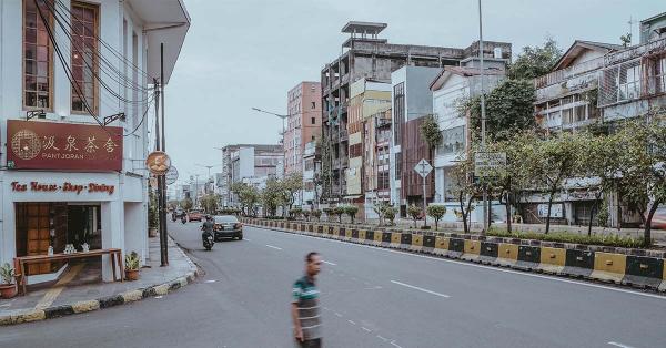 Seorang warga melintas ditengah kawasan pertokoan sekitar Glodok. Tampak sebelah kanan deretan toko yang sudah tutup. (Fernando Randy/Historia.id).