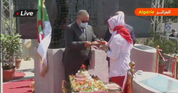 Dubes RI Safirah Machrusah (kanan) memberi potongan tumpeng pertama untuk Menlu Aljazair sebagai simbolik peresmian (Foto: Youtube KBRI Alger)