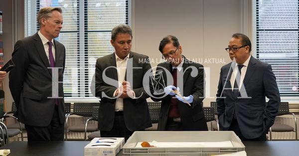 Sejarawan UGM Sri Margana memeriksa keris Kiai Nogo Siluman di Museum Volkenkunde, Leiden, 24 Februari 2020. Disaksikan oleh Direktur Nationaal Museum van Wereldculturen Stijn Schoonderwoerd, Dirjen Kebudayaan Hilmar Farid dan Duta Besar Republik Indonesia untuk Belanda, I Gusti Agung Wesaka Puja. (Bonnie Triyana/Historia).