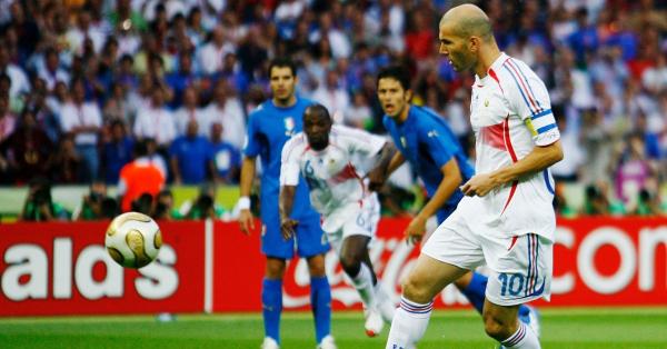 Zinedine Yazid Zidane yang keturunan Aljazair menyandang ban kapten Timnas Prancis periode 2005-2006. (fifa.com).