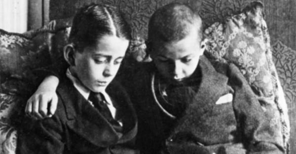 Sejak kecil Albert Speer (kiri) selalu hidup dalam lingkungan borjuis. (Speer: Hitler's Architect).