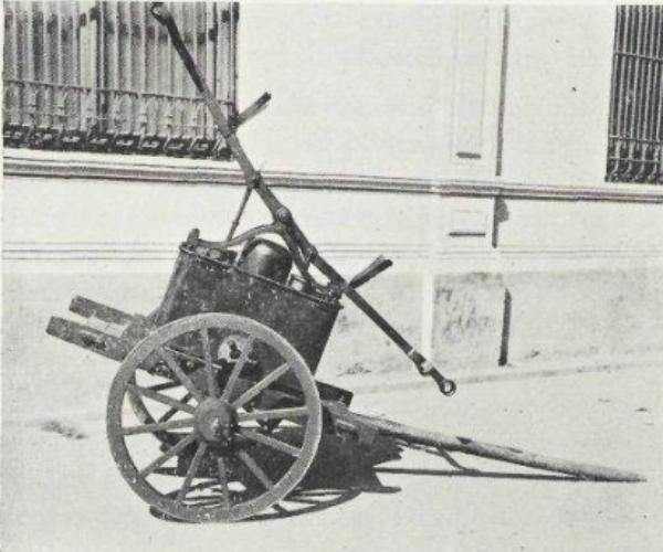 Pompa pemadam kebakaran yang digunakan petugas pemadam kebakaran di Surabaya. (G.H. Von Faber, Oud Soerabaia).