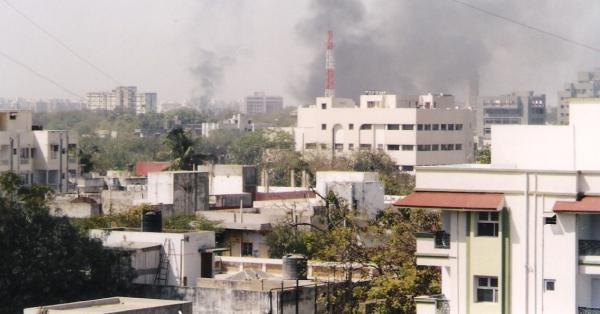 Ahmedabad terbakar kala terjadi Kerusuhan Gujarat 2002 (Foto: Wikipedia)