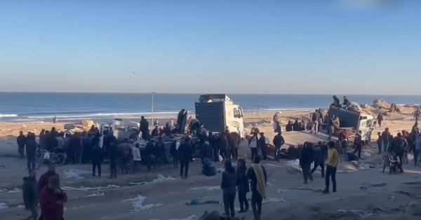 Penduduk Gaza yang menunggu truk-truk bantuan tapi ditembaki Israel (Tangkapan Layar Youtube Al Jazeera English)