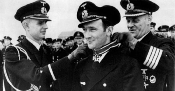 Hans Ernst Arnold Felix Bütow (kanan), komandan pertama Donauflotille (Schnellboote: A Complete Operational History)