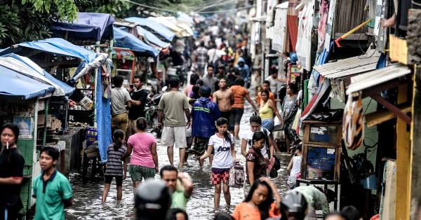 Ratusan warga yang terjebak banjir di Jakarta Utara. (Fernando Randy/Historia).