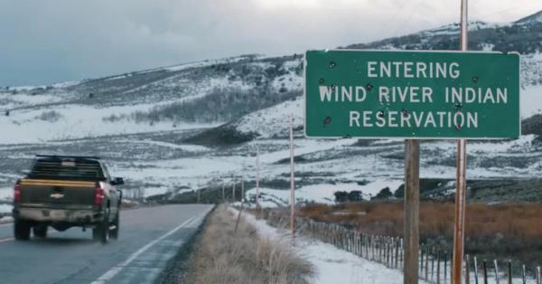 Suasana perkampungan Indian di Wind River yang hanya dinaungi hening dan diselimuti salju (The Weinstein Company)