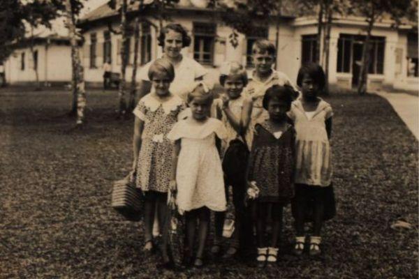 Murid sekolah di Pendopo Jawa 1932. (digitalcollections.universiteitleiden.nl).