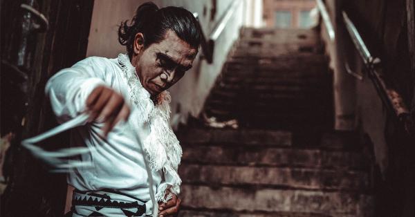 Heri bersiap dengan kostum Hanomannya. (Fernando Randy/Historia).