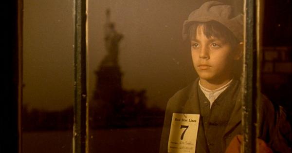 Vito Andolini alias Vito Corleone kecil yang merantau dari Sisilia ke New York sebatang kara. (Paramount Pictures).