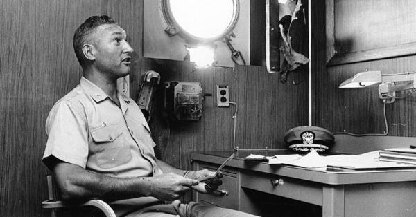 Letnan Kolonel (Laut) William Loren McGonagle di kabin USS Liberty (US Navy)