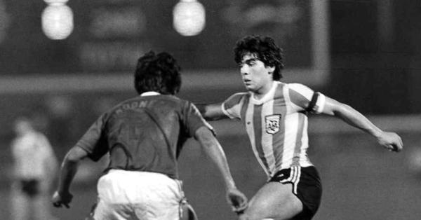 Maradona (kanan) menyarangkan dua gol ke gawang Indonesia di penyisihan grup Piala Dunia Junior 1979. (fifa.com).