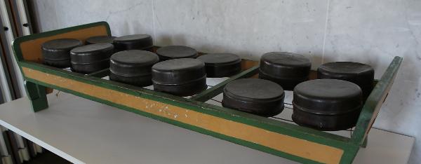 Rantang besi digunakan untuk bonang barung. (Chrish Basile/Arsip Departemen Musik Universitas Monash).