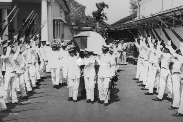Upacara penghormatan terakhir kepada Laksamana R.E. Martadinata dan Kapten Laut Penerbang Willy Kairupan di Markas Besar TNI AL di Gunung Sahari, Jakarta Pusat, 7 Oktober 1966. (ANRI).