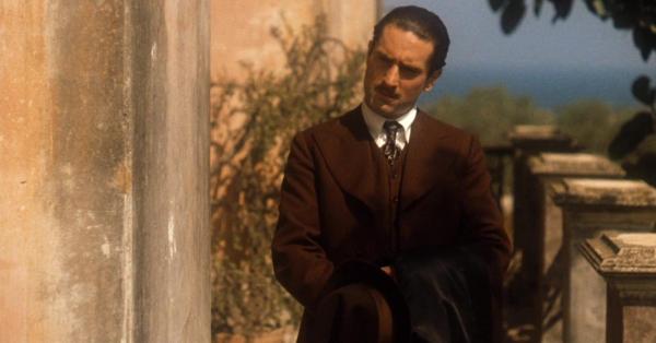 Karakter fiktif mafia legendaris Vito Corleone yang diperankan De Niro dalam The Godfather Part II. (Paramount Pictures).
