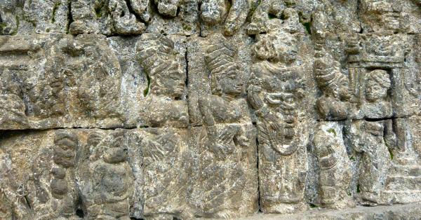 Arjuna disambut dua kili dalam relief Parthayajna di dinding Candi Jago. (Risa Herdahita Putri/Historia).