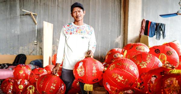 Potret pekerja di klenteng Hok Lay Kiong. (Fernando Randy/Historia.id).