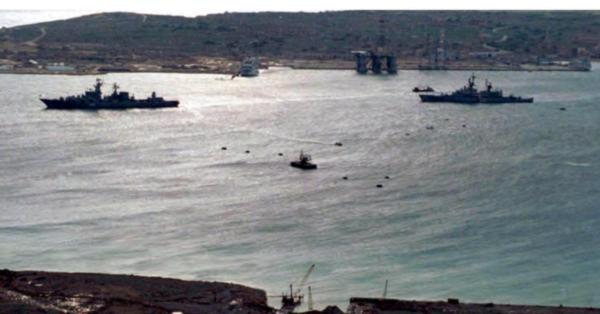 Tampak TS Maxim Gorky (putih) di pesisir Malta yang diapit Slava (kiri) dan USS Belknap (George H. W. Bush Presidential Library)