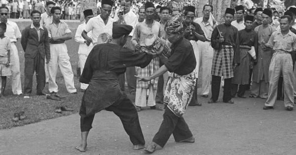 Suatu peragaan pencak silat Melayu di Medan, 1948. (Nationaal Archief)