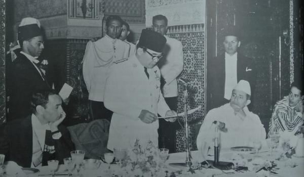 Presiden Sukarno menyampaikan pidato dalam Banquet Royal di Istana Dar-es-Salaam, 3 Mei 1960. (Repro Liku-Liku Kehidupan Seorang Diplomat).