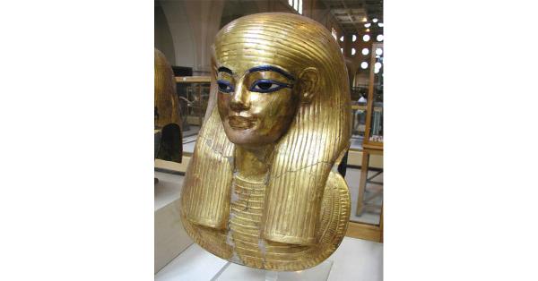 Topeng mumi berlapis emas dengan riasan di mata yang mencolok. Topeng mumi ini milik Yuya, ayah dari Ratu Tiye, mertua Firaun Amenhotep III, salah seorang raja terkuat dari Dinasti ke-18. (Wikipedia)