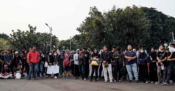 Hingga kini massa Aksi Kamisan terus berlipat ganda, mereka terdiri dari relawan, mahasiswa hingga siswa SMA. (Fernando Randy/Historia).